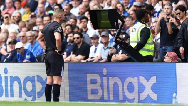 B体育-英超误判之源VAR：多管农场主闲事+无视狼队点球