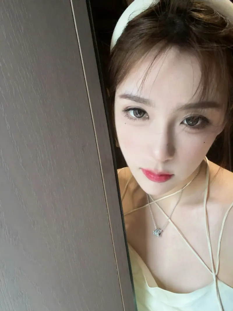 LPL官方解说Rita晒照：今天就不等你下课啦